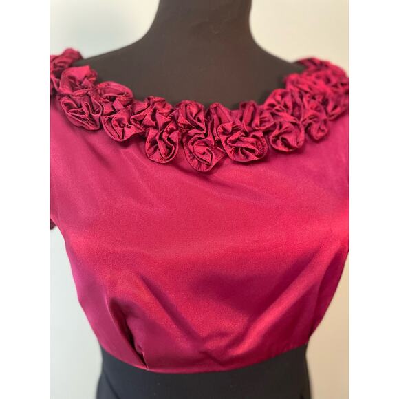 Jessica Howard Dress, Shiny Satin Roses with Shape. Size 6 with stretch. - Picture 4 of 5